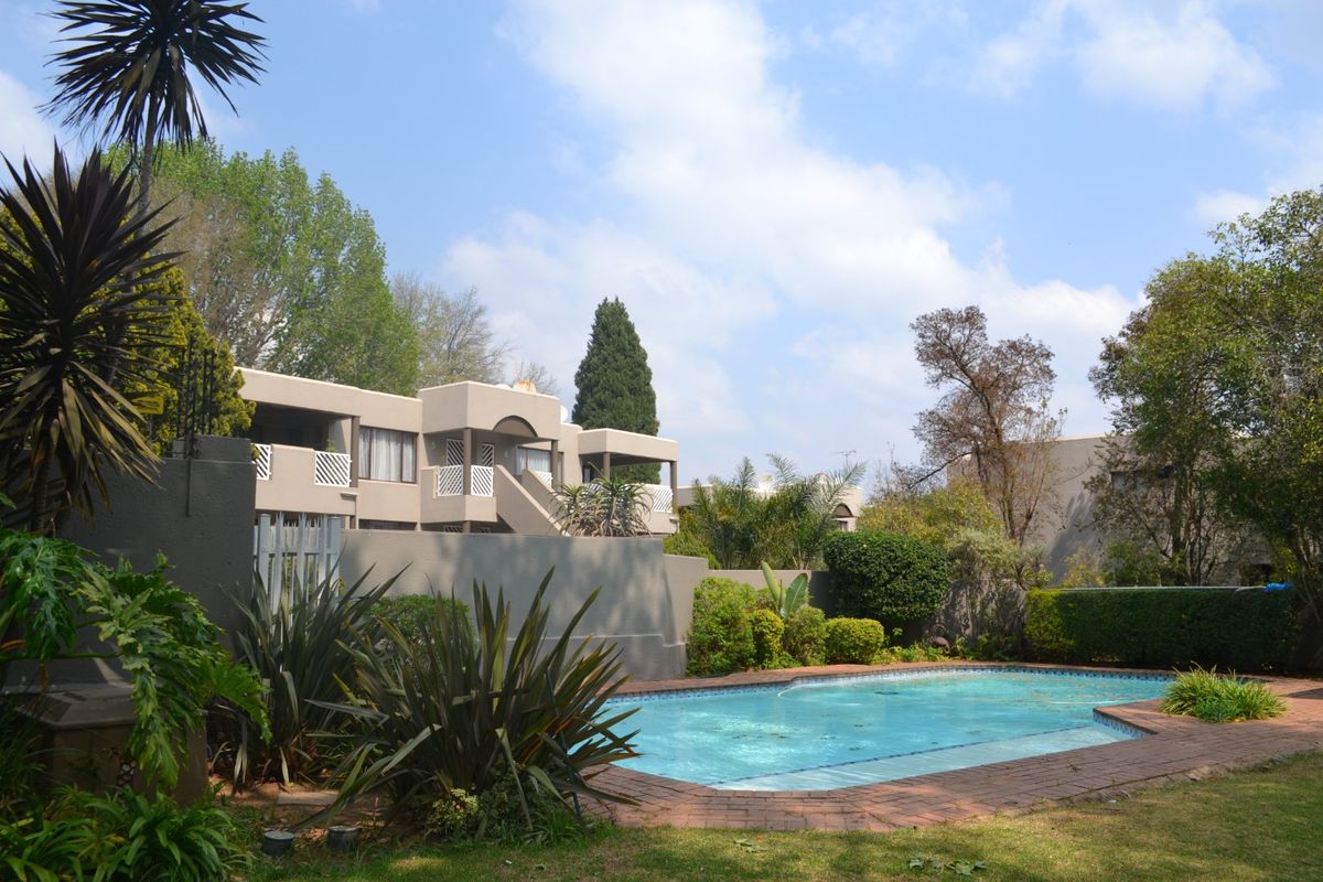 Two Bed Two Bath Upper Level Townhouse to Let at Braemore - Photo 2