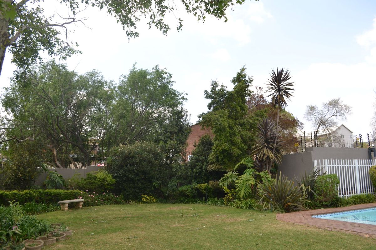 Two Bed Two Bath Upper Level Townhouse to Let at Braemore - Photo 4