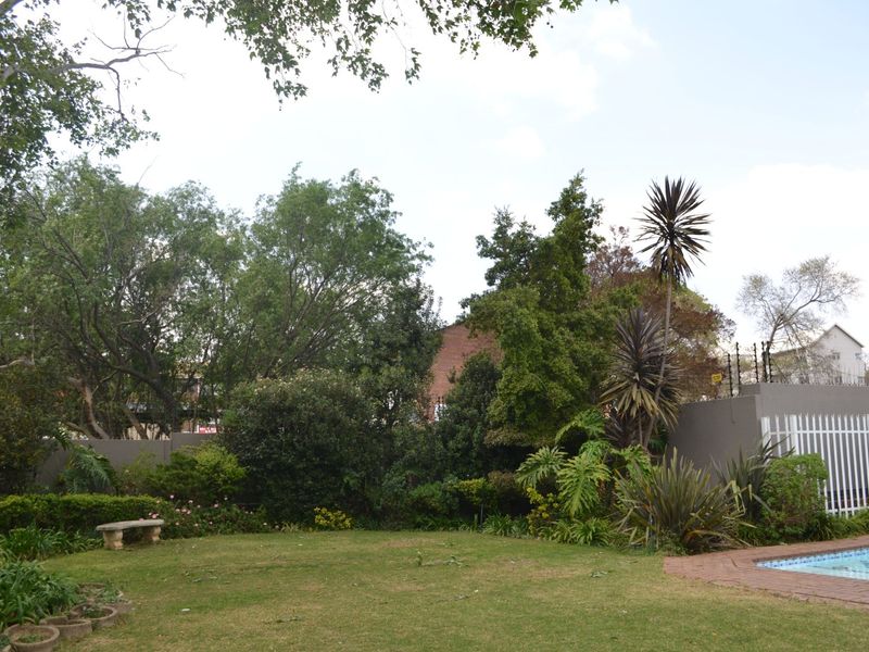 Two Bed Two Bath Upper Level Townhouse to Let at Braemore - Photo 4