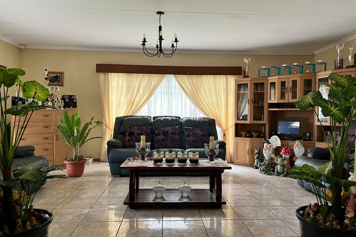 Spacious six bed family home in Bedworth Park - Photo 3