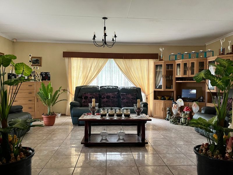 Spacious six bed family home in Bedworth Park - Photo 3