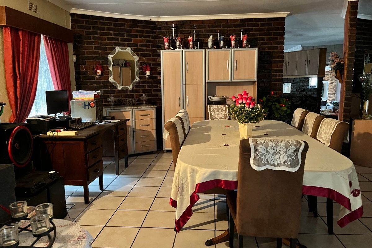 Spacious six bed family home in Bedworth Park - Photo 4