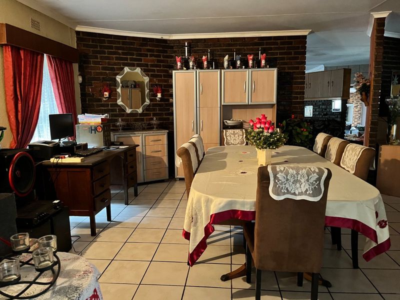 Spacious six bed family home in Bedworth Park - Photo 4