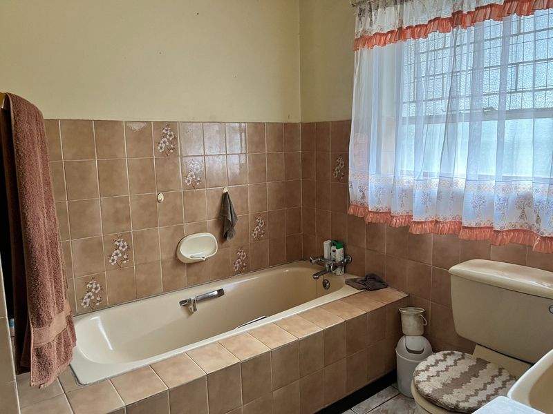 Spacious six bed family home in Bedworth Park - Photo 10