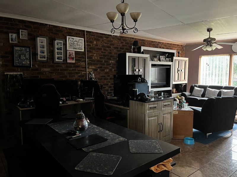 Spacious six bed family home in Bedworth Park - Photo 8