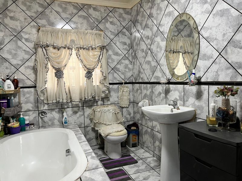 Spacious six bed family home in Bedworth Park - Photo 9