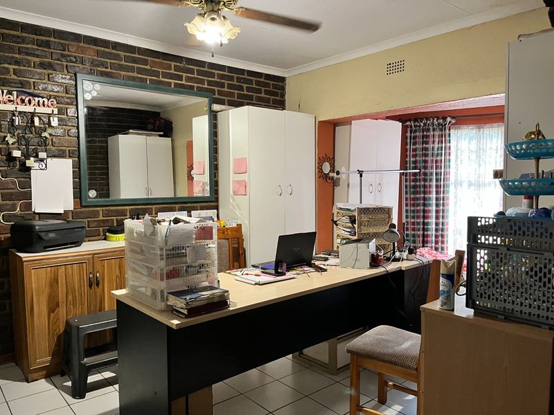 Spacious six bed family home in Bedworth Park - Photo 7