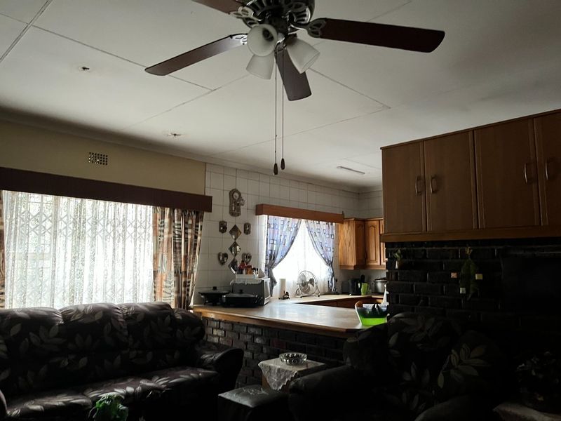 Spacious six bed family home in Bedworth Park - Photo 6