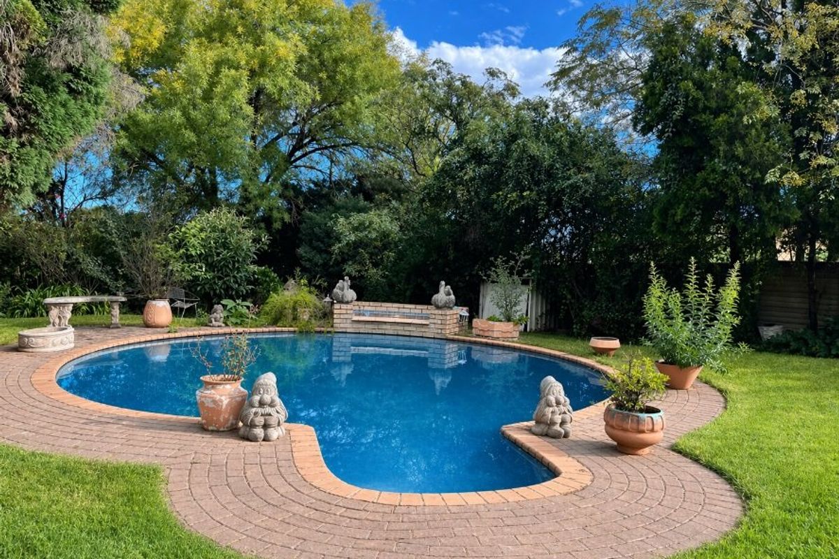 Spacious six bed family home in Bedworth Park - Photo 2