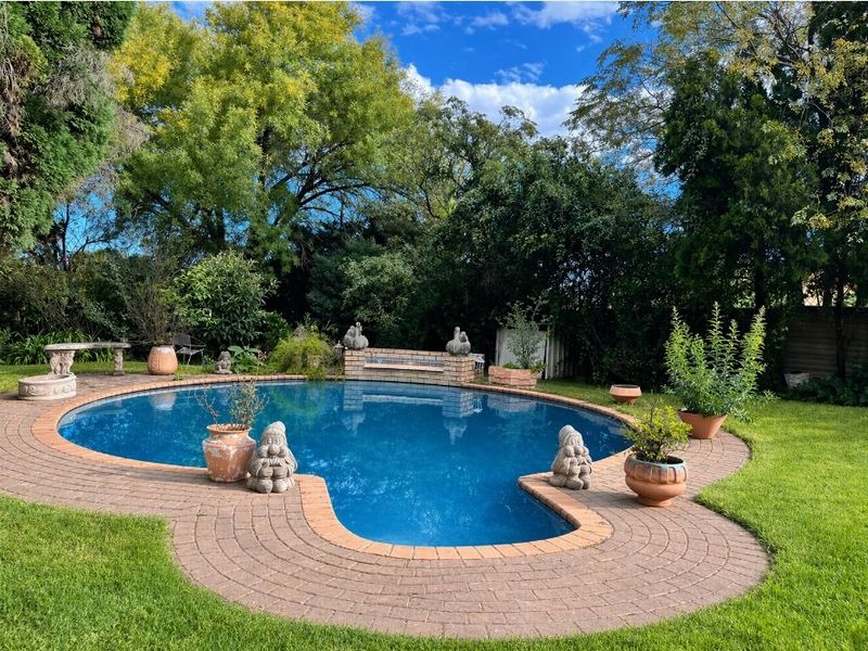 Spacious six bed family home in Bedworth Park - Photo 2