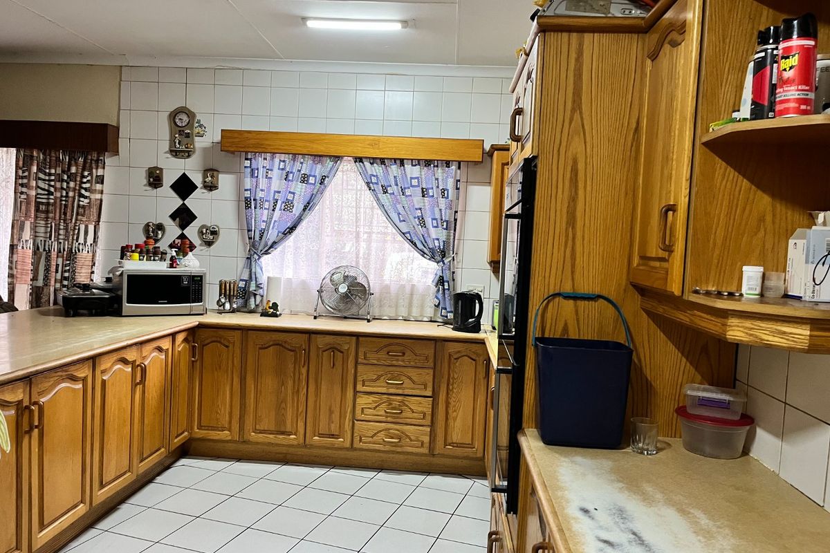 Spacious six bed family home in Bedworth Park - Photo 5