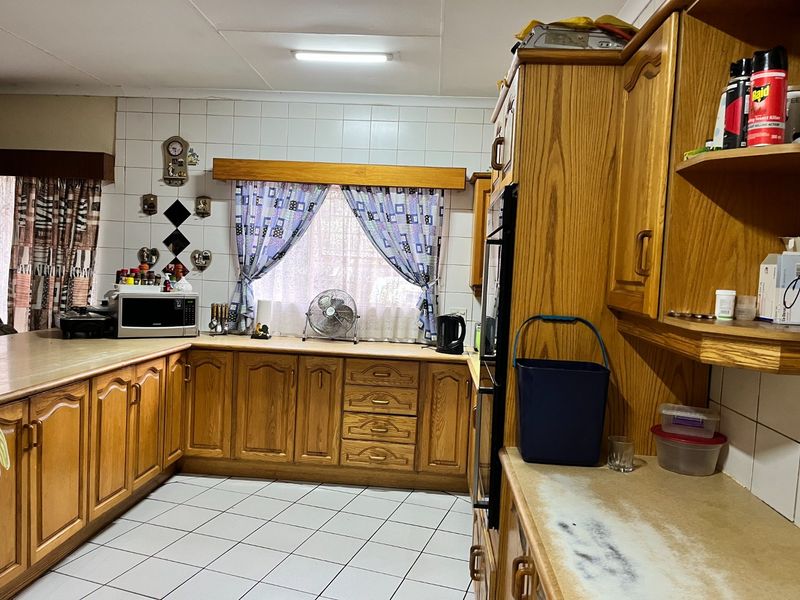 Spacious six bed family home in Bedworth Park - Photo 5