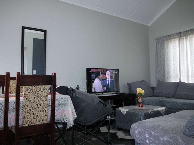 Coastal Home in Kidds Beach with Garden Charm - Photo 2