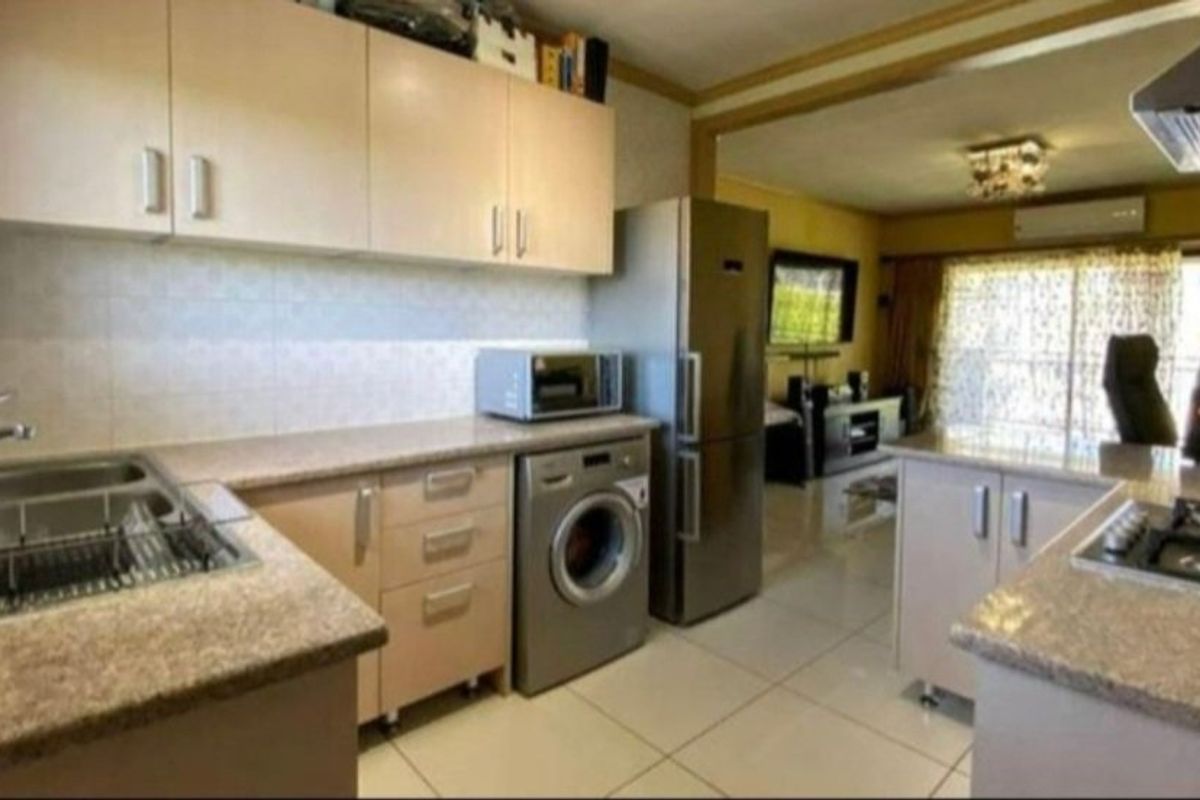2 Bedroom Apartment / Flat to Rent in Noordwyk - Photo 3