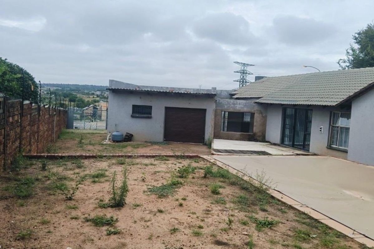 Spacious 4 Bedroom Home in Heuweloord - Photo 2