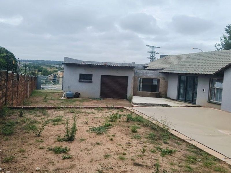 Spacious 4 Bedroom Home in Heuweloord - Photo 2