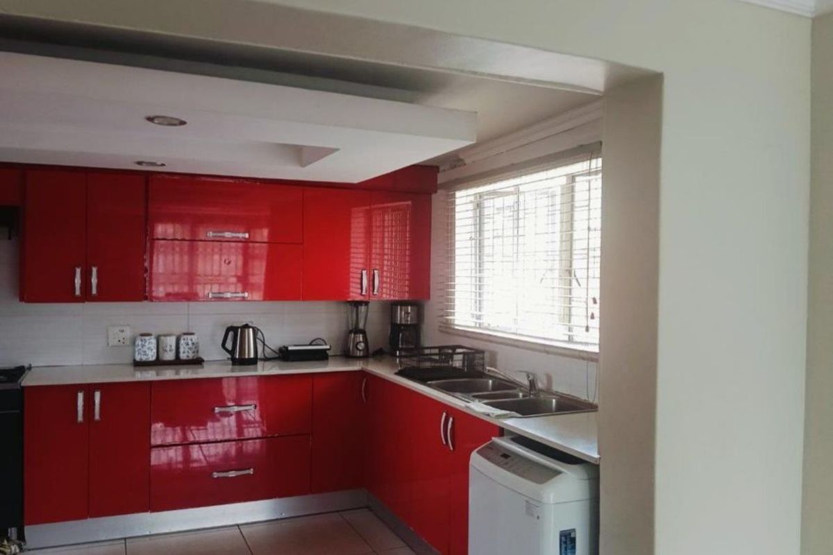 Spacious 4 Bedroom Home in Heuweloord - Photo 3