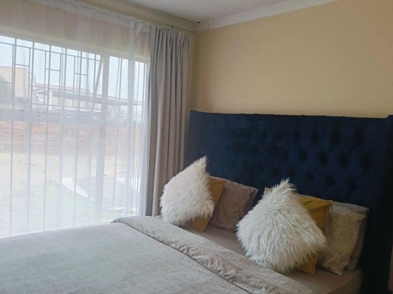 Spacious 4 Bedroom Home in Heuweloord - Photo 10