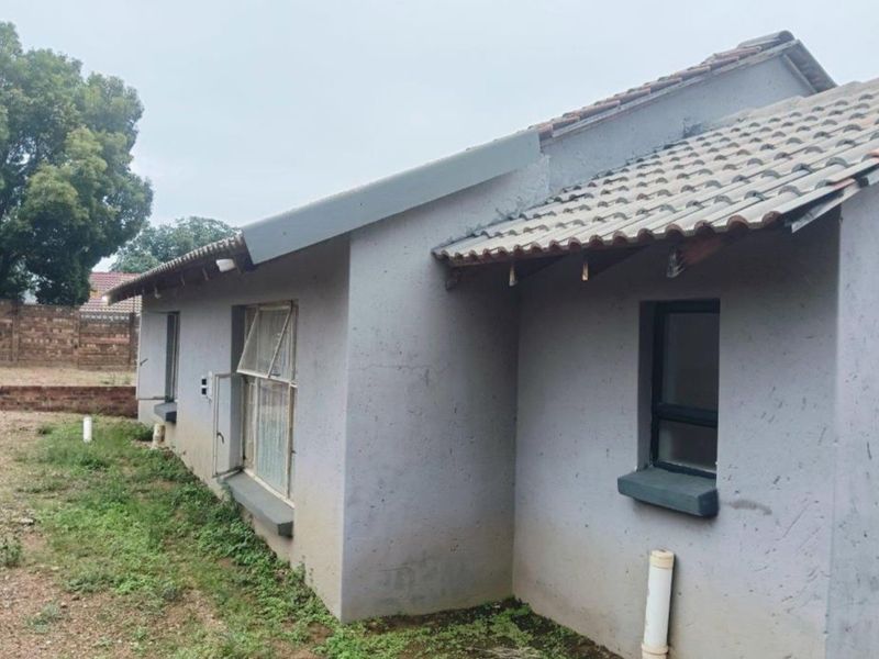 Spacious 4 Bedroom Home in Heuweloord - Photo 8