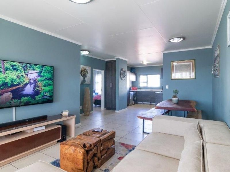 2 Bedroom 2 Bathroom Apartment - Photo 3