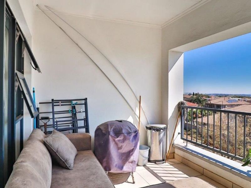 2 Bedroom 2 Bathroom Apartment - Photo 9