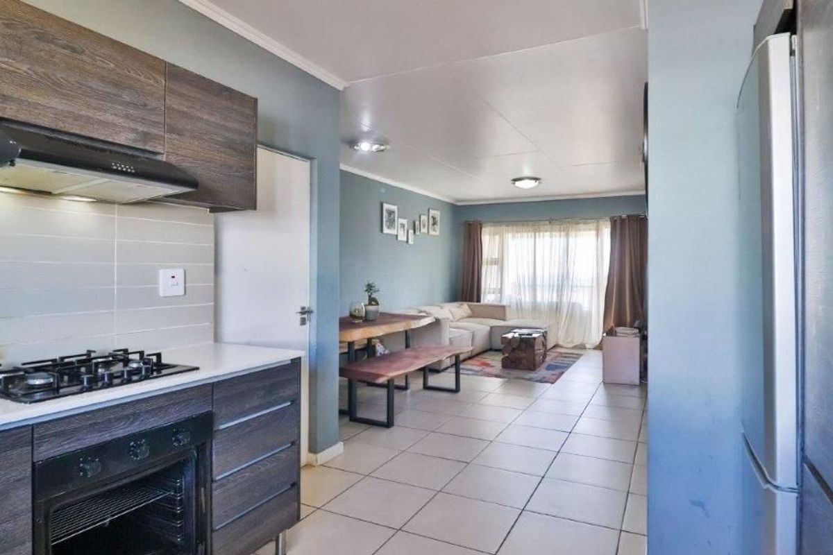 2 Bedroom 2 Bathroom Apartment - Photo 4
