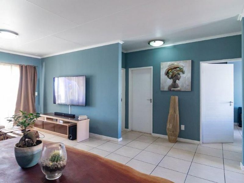 2 Bedroom 2 Bathroom Apartment - Photo 2