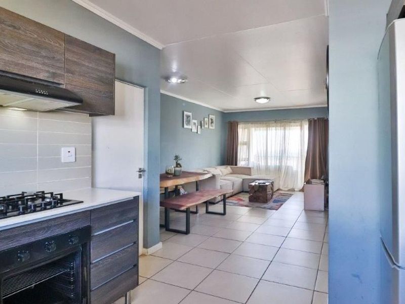 2 Bedroom 2 Bathroom Apartment - Photo 3