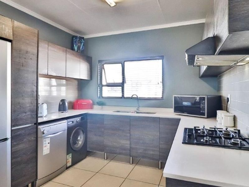 2 Bedroom 2 Bathroom Apartment - Photo 6