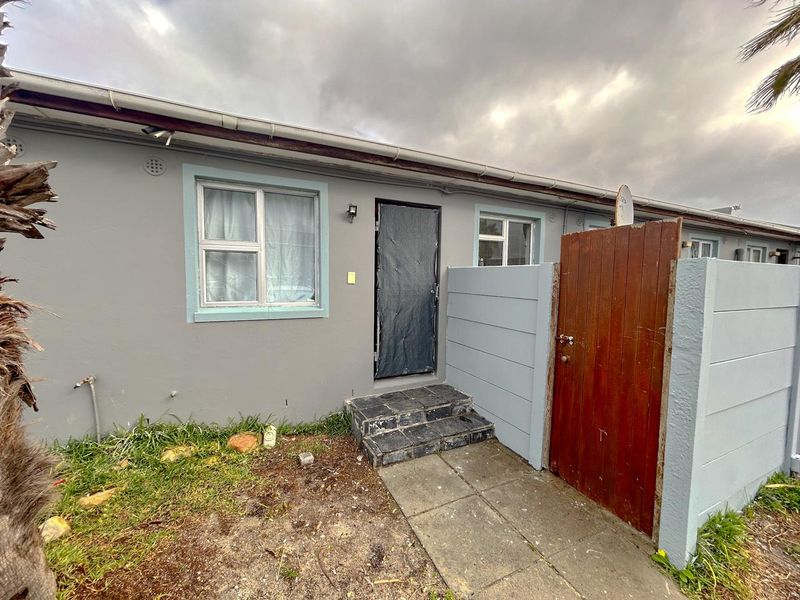 FOR SALE: Modern 2-Bedroom Town Home with Enclosed Yard – Firgrove Mews - Photo 2