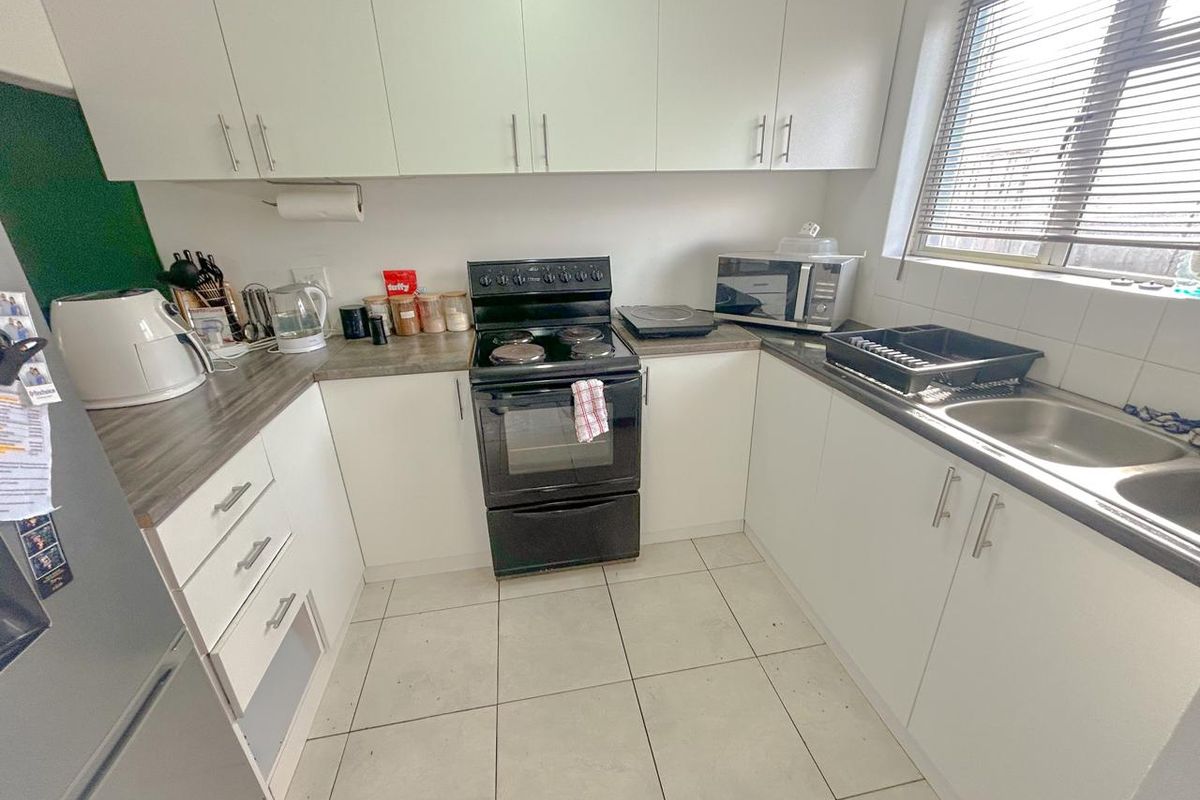 FOR SALE: Modern 2-Bedroom Town Home with Enclosed Yard – Firgrove Mews - Photo 4