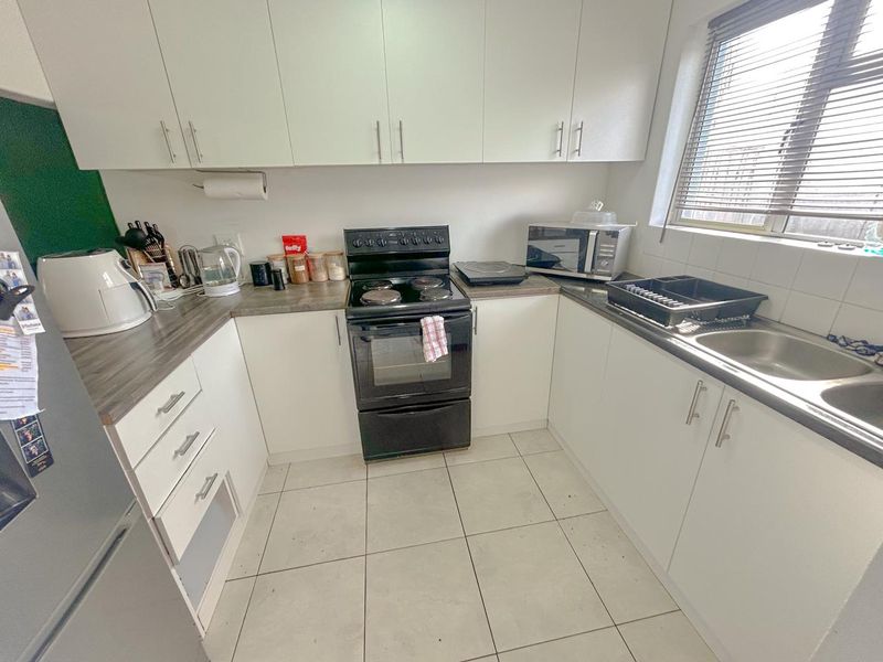 FOR SALE: Modern 2-Bedroom Town Home with Enclosed Yard – Firgrove Mews - Photo 4