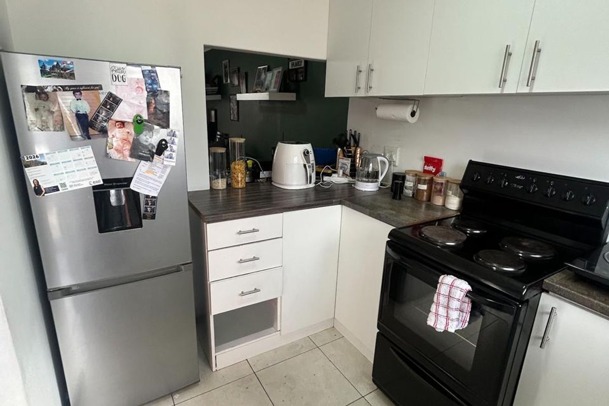 FOR SALE: Modern 2-Bedroom Town Home with Enclosed Yard – Firgrove Mews - Photo 3