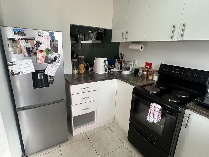 FOR SALE: Modern 2-Bedroom Town Home with Enclosed Yard – Firgrove Mews - Photo 3