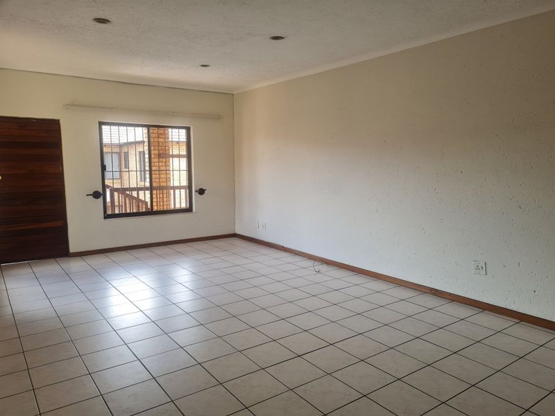 Spacious 2-Bed Flat with Huge Balcony & Built-In Braai – Secure, Pet-Friendly Living! - Photo 4