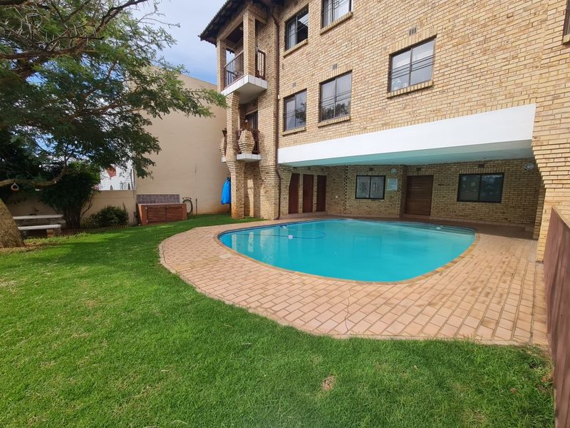 Spacious 2-Bed Flat with Huge Balcony & Built-In Braai – Secure, Pet-Friendly Living! - Photo 1