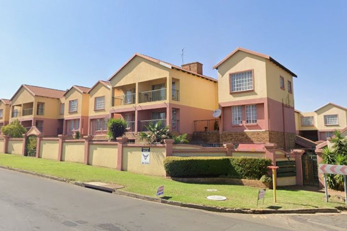 Spacious 3-Bed Townhouse with Exceptional Parking Space! - Photo 2