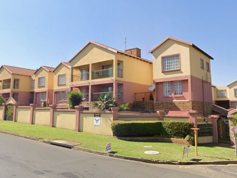 Spacious 3-Bed Townhouse with Exceptional Parking Space! - Photo 2