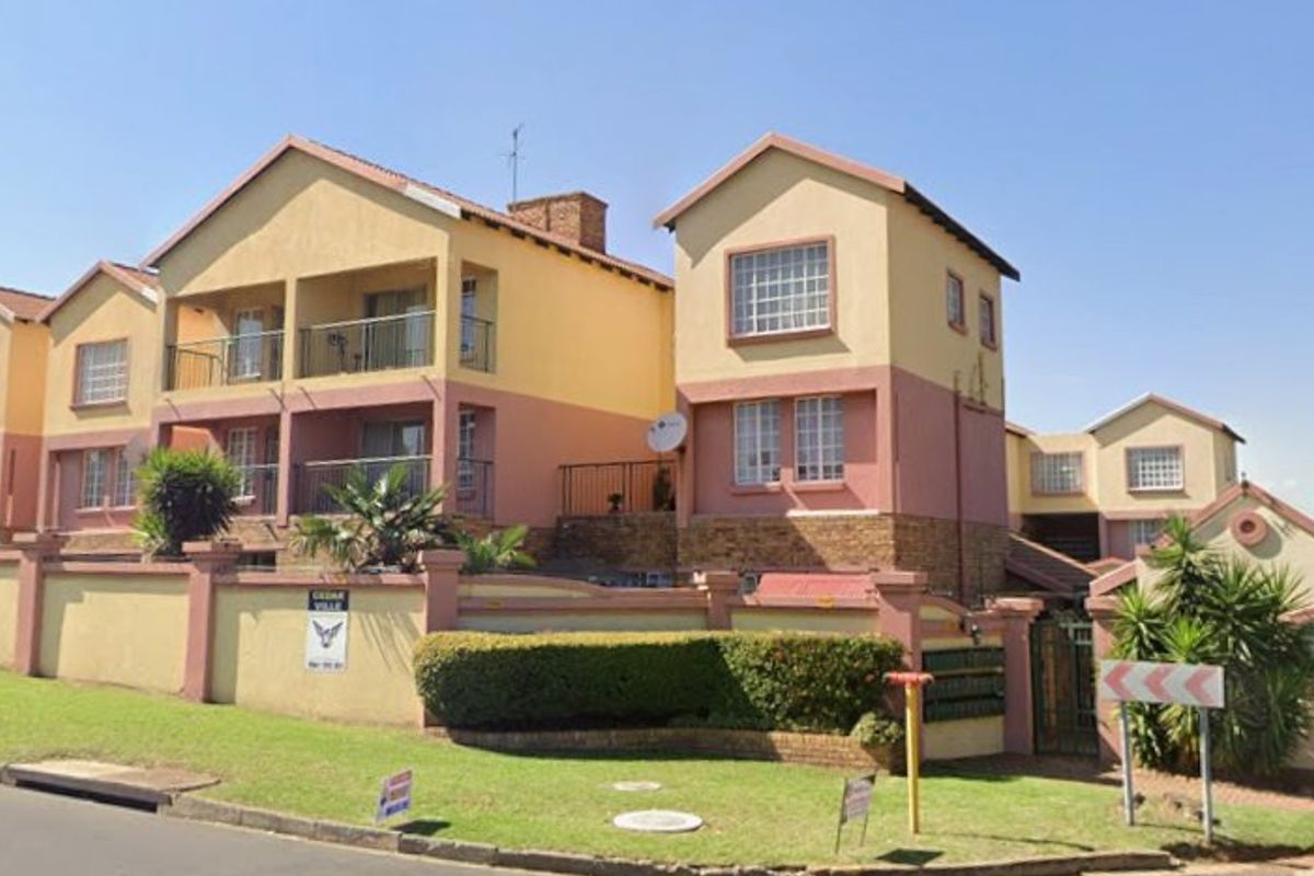 Spacious 3-Bed Townhouse with Exceptional Parking Space! - Photo 3