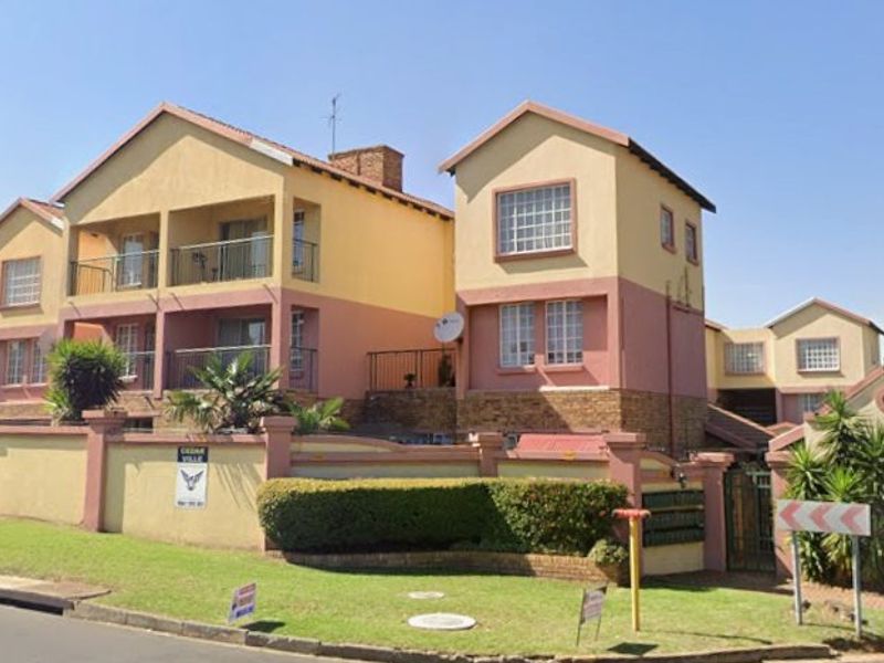 Spacious 3-Bed Townhouse with Exceptional Parking Space! - Photo 3