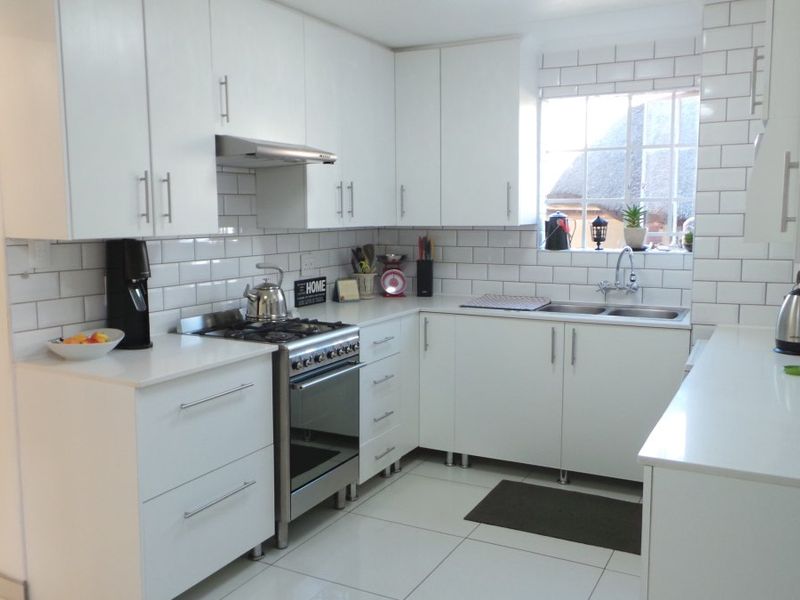 Spacious 3-Bed Townhouse with Exceptional Parking Space! - Photo 6