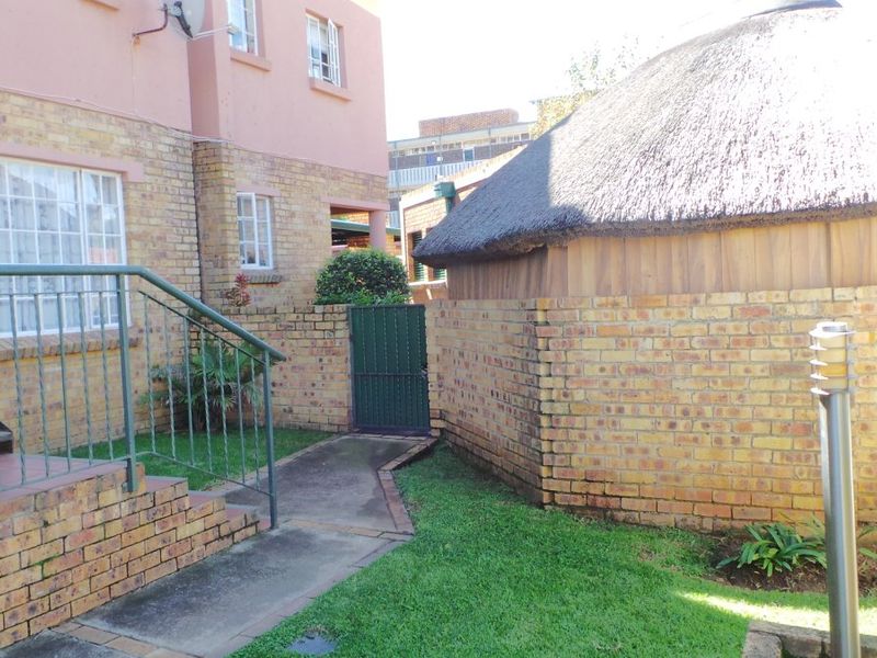 Spacious 3-Bed Townhouse with Exceptional Parking Space! - Photo 3