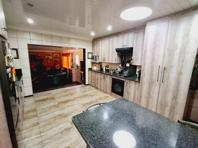 Vaalpark Family Home with Pool and Solar Joy - Photo 6