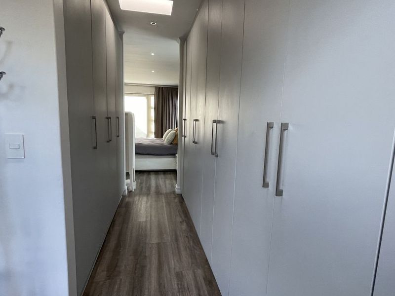 5-Bedroom Ultra-Modern Masterpiece - Photo 8