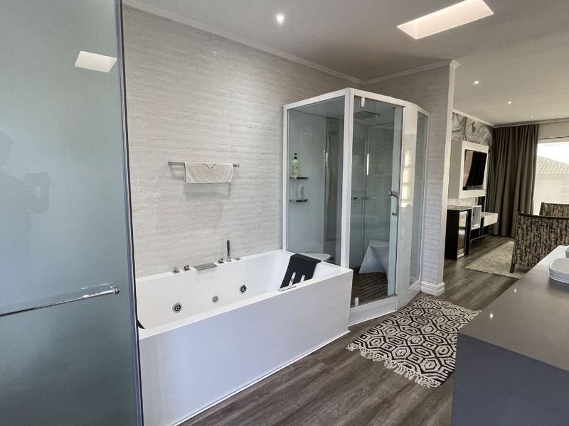 5-Bedroom Ultra-Modern Masterpiece - Photo 6