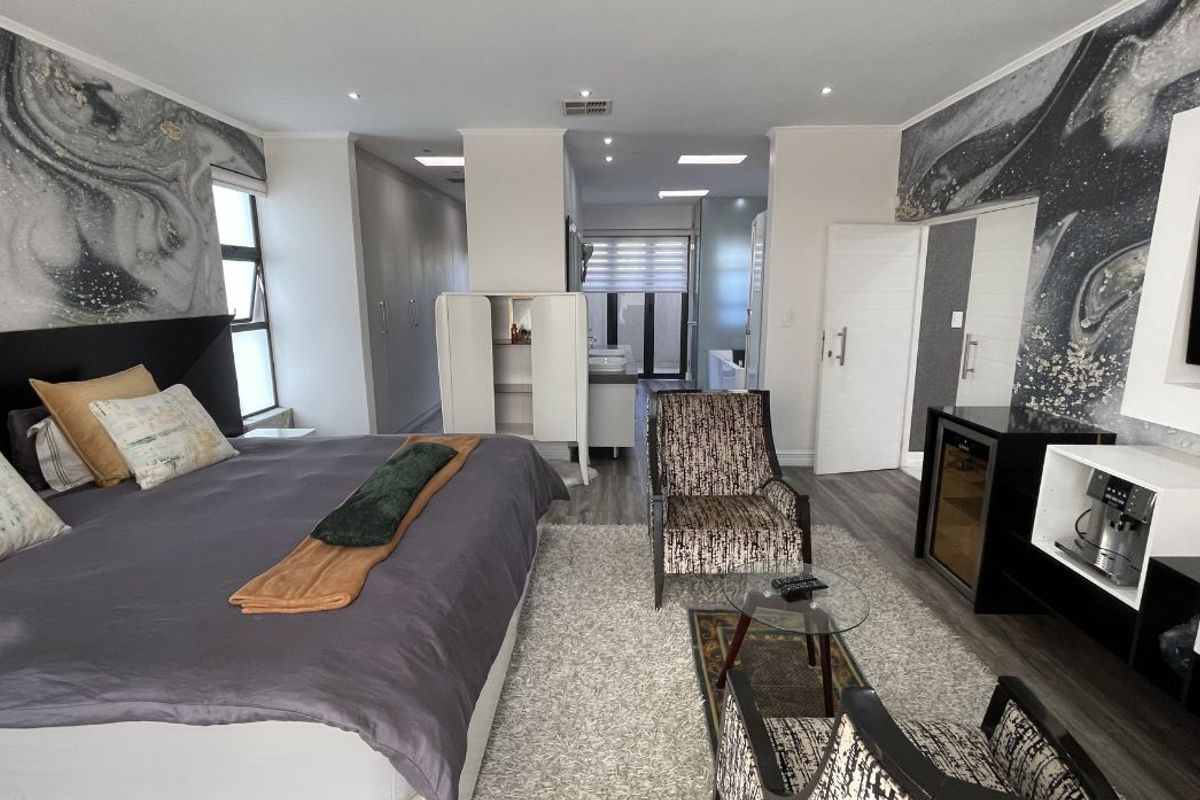 5-Bedroom Ultra-Modern Masterpiece - Photo 4