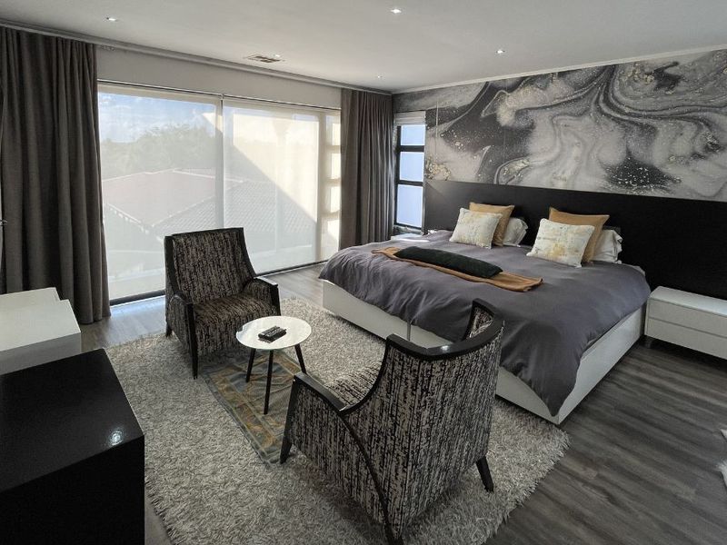 5-Bedroom Ultra-Modern Masterpiece - Photo 5