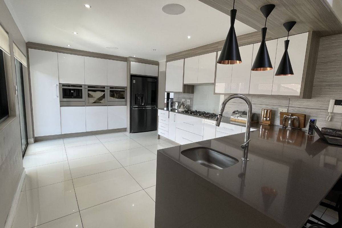 5-Bedroom Ultra-Modern Masterpiece - Photo 2