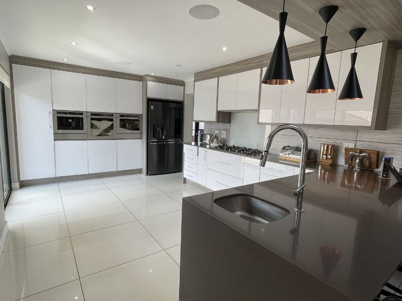 5-Bedroom Ultra-Modern Masterpiece - Photo 2