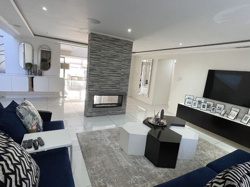5-Bedroom Ultra-Modern Masterpiece - Photo 3